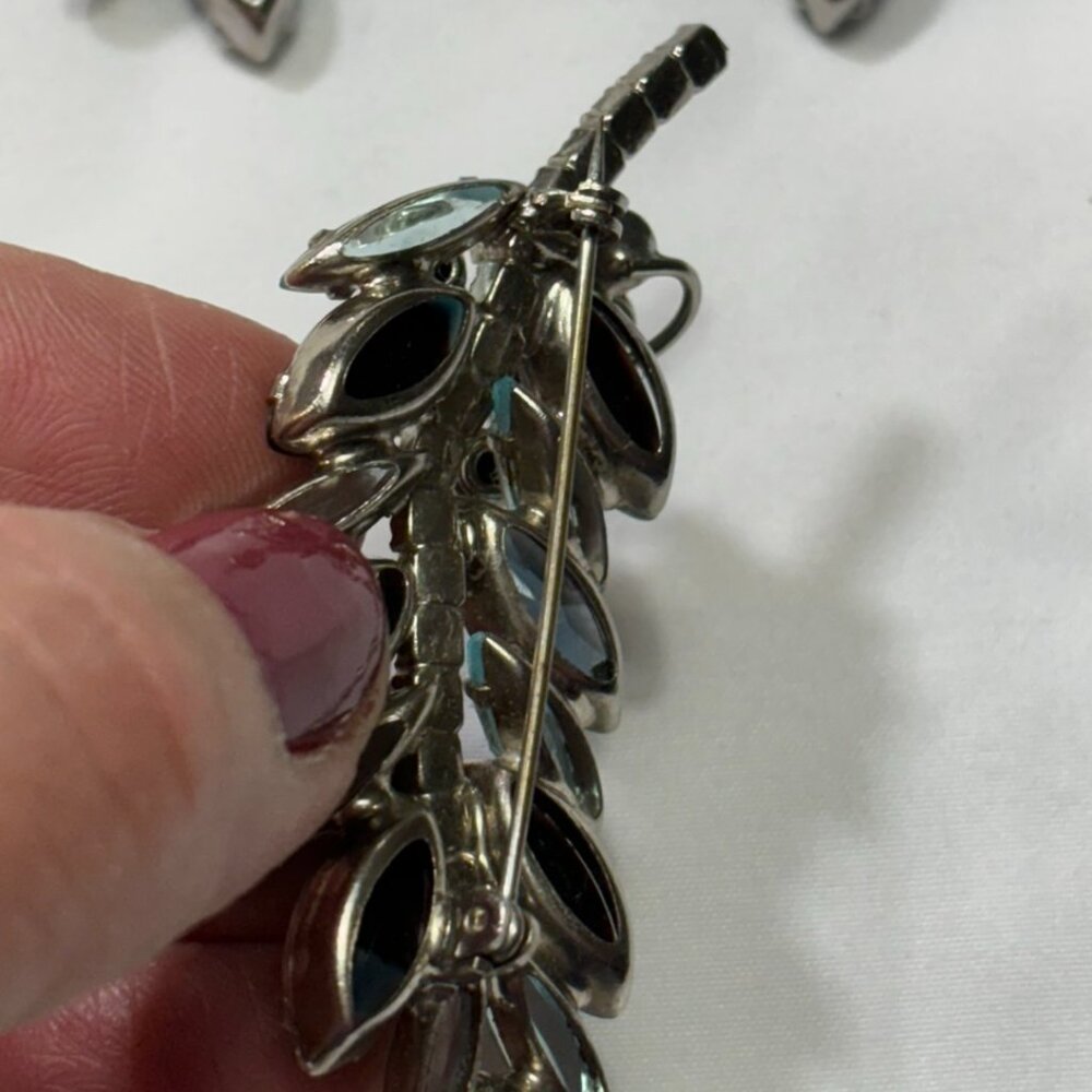 Vintage Estate Juliana D & E Demi Parure Brooch Blue Glass & Rhinestone - Picture 5 of 6